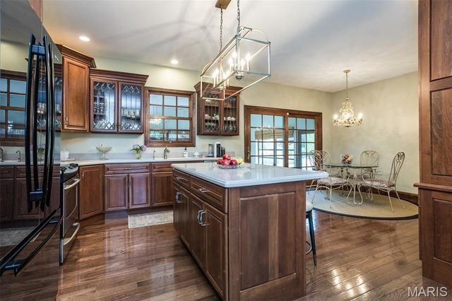 1300 White Oak Trail, Godfrey, IL 62035