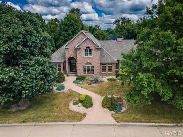 1300 White Oak Trail, Godfrey, IL 62035