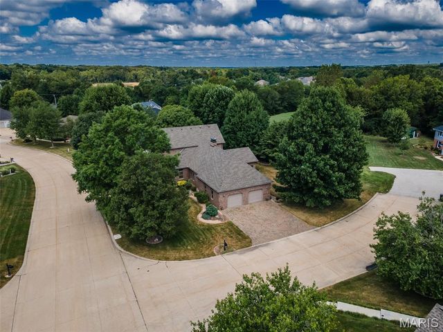 1300 White Oak Trail, Godfrey, IL 62035
