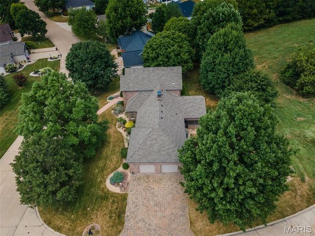 1300 White Oak Trail, Godfrey, IL 62035