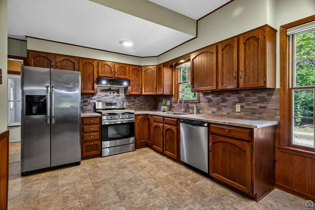 1635 SW Auburn RD, Topeka, KS 66615