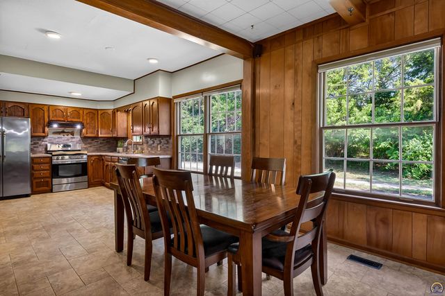 1635 SW Auburn RD, Topeka, KS 66615