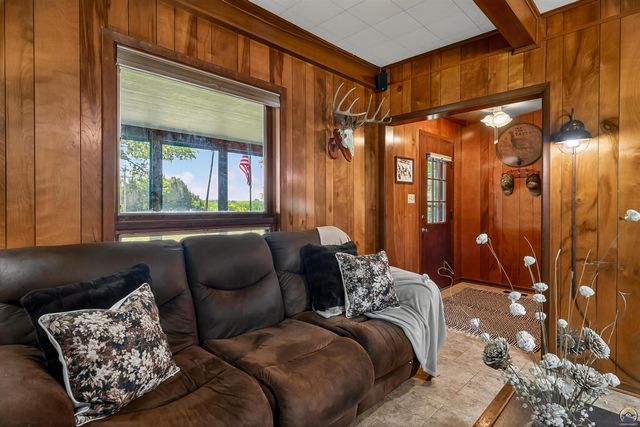 1635 SW Auburn RD, Topeka, KS 66615