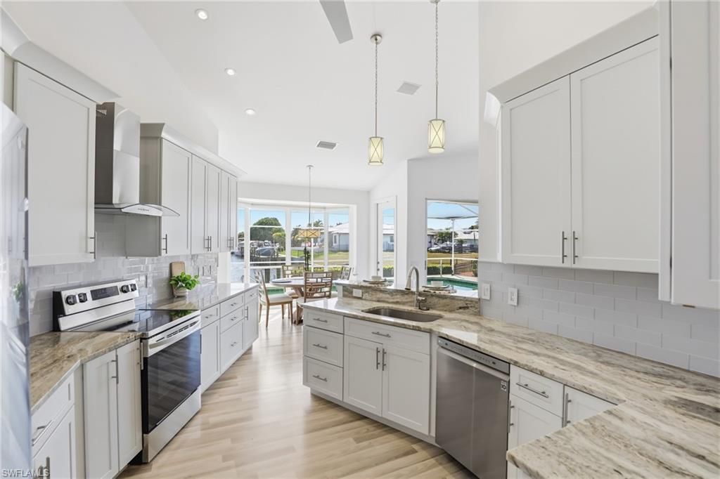 Image 10 of property listing at 828 SW 52nd ST, Cape Coral, FL 33914