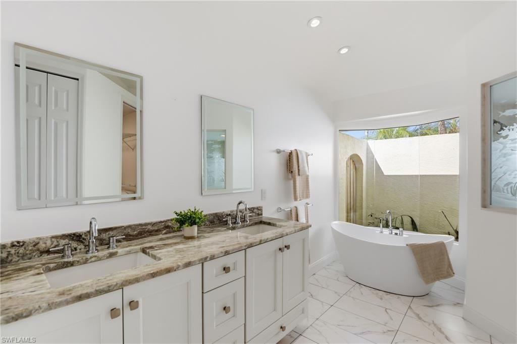 Image 15 of property listing at 828 SW 52nd ST, Cape Coral, FL 33914