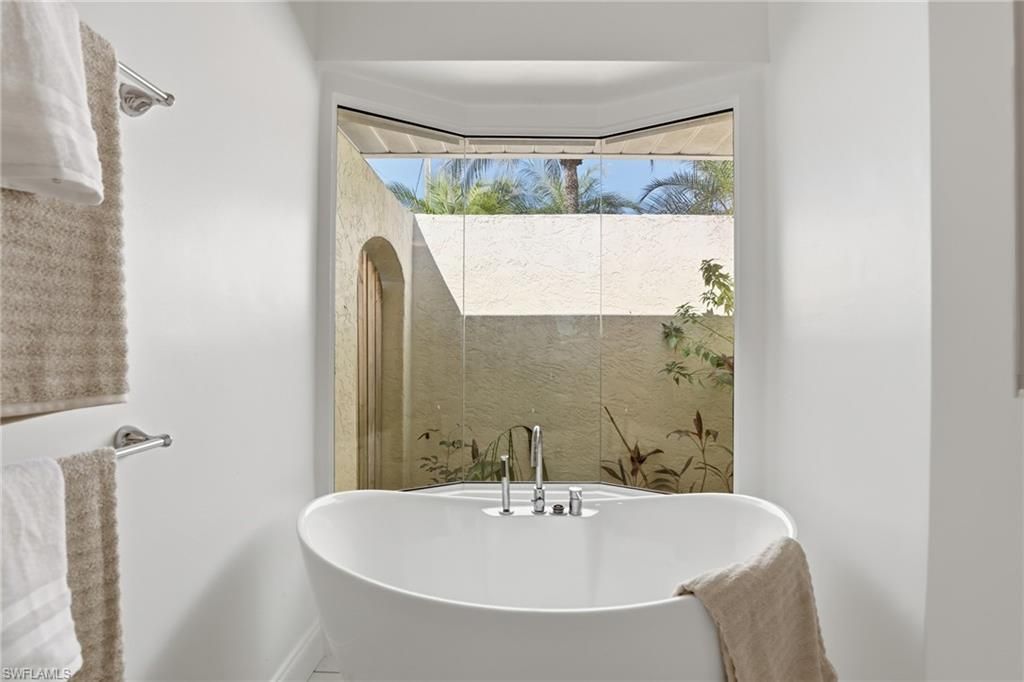 Image 16 of property listing at 828 SW 52nd ST, Cape Coral, FL 33914