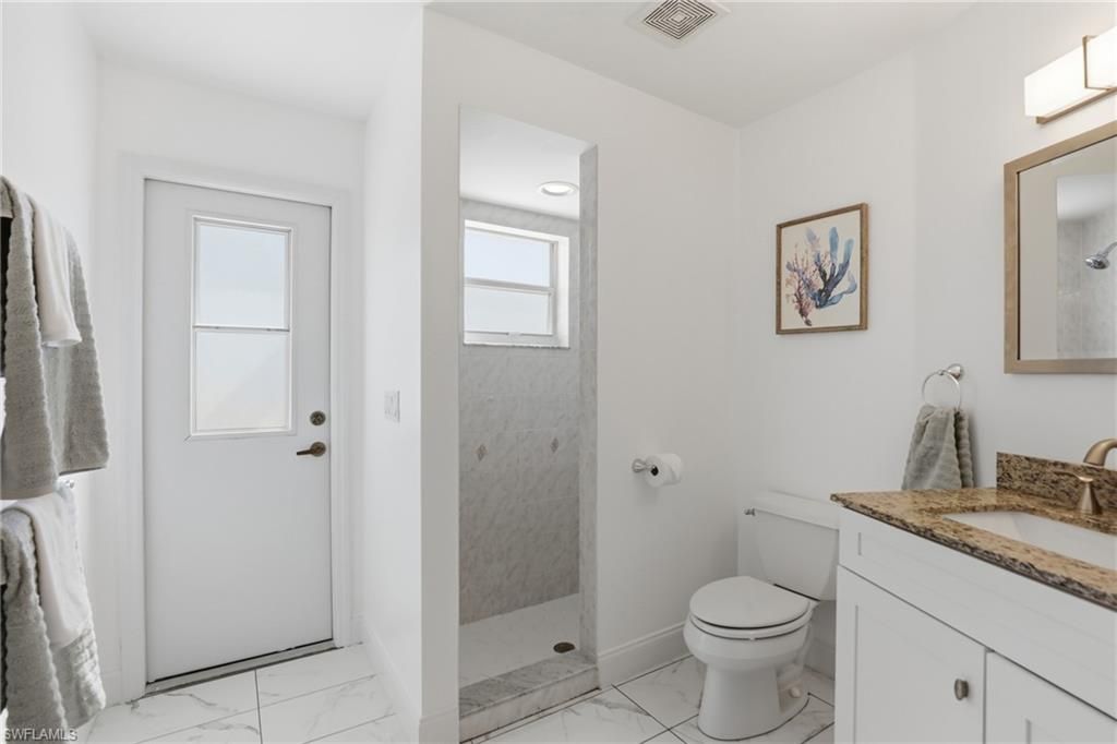 Image 18 of property listing at 828 SW 52nd ST, Cape Coral, FL 33914