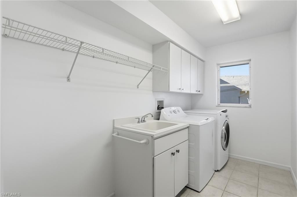 Image 21 of property listing at 828 SW 52nd ST, Cape Coral, FL 33914