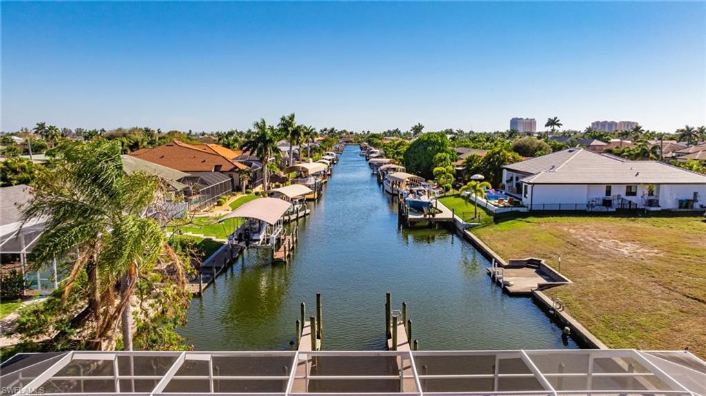 Image 35 of property listing at 828 SW 52nd ST, Cape Coral, FL 33914