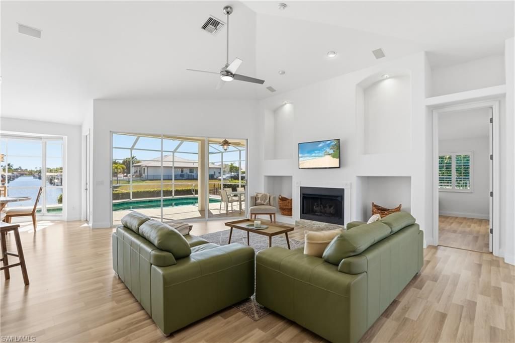 Image 4 of property listing at 828 SW 52nd ST, Cape Coral, FL 33914