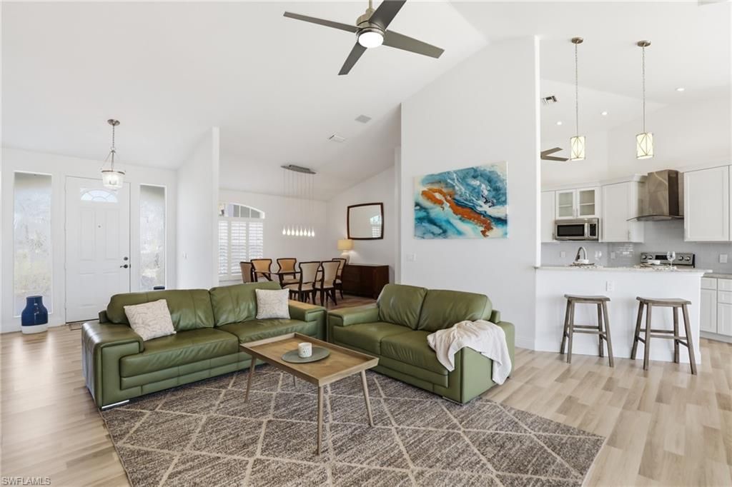 Image 5 of property listing at 828 SW 52nd ST, Cape Coral, FL 33914