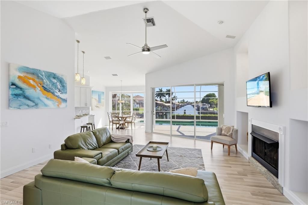 Image 7 of property listing at 828 SW 52nd ST, Cape Coral, FL 33914