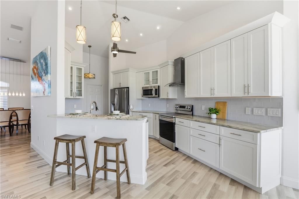 Image 8 of property listing at 828 SW 52nd ST, Cape Coral, FL 33914