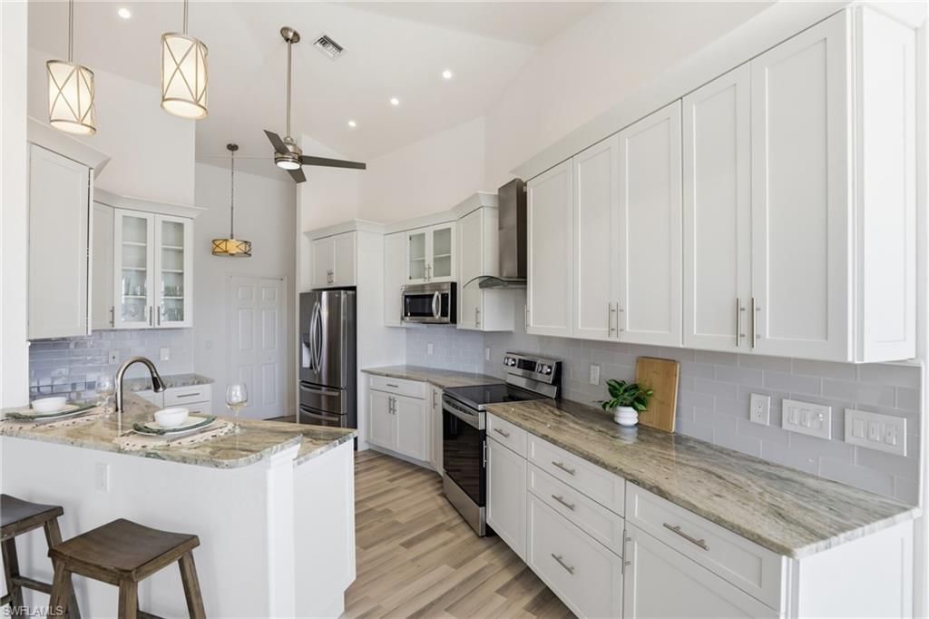 Image 9 of property listing at 828 SW 52nd ST, Cape Coral, FL 33914