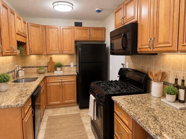 33 Pond 1005, Brookline, MA 02445
