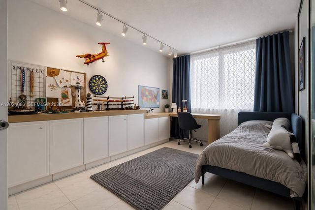 300 Bayview Dr 807, Sunny Isles Beach, FL 33160