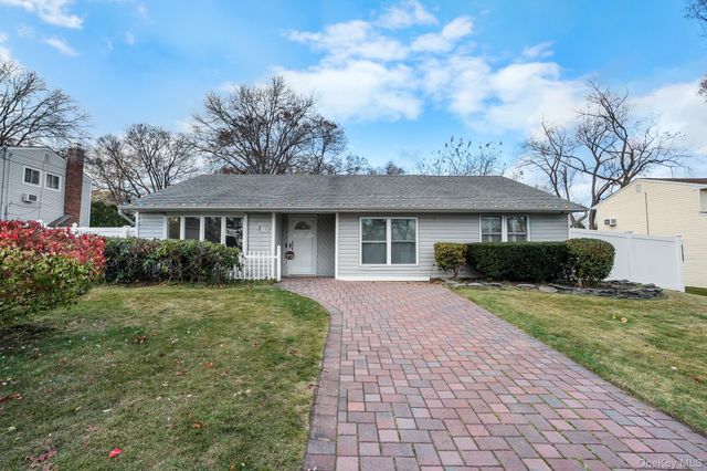 19 Corvette Road, Selden, NY 11784