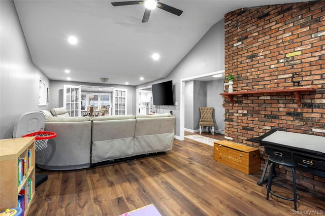 19 Corvette Road, Selden, NY 11784