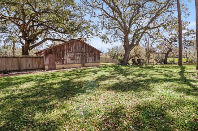 441 Southern Oaks Drive, Lake Jackson, TX 77566