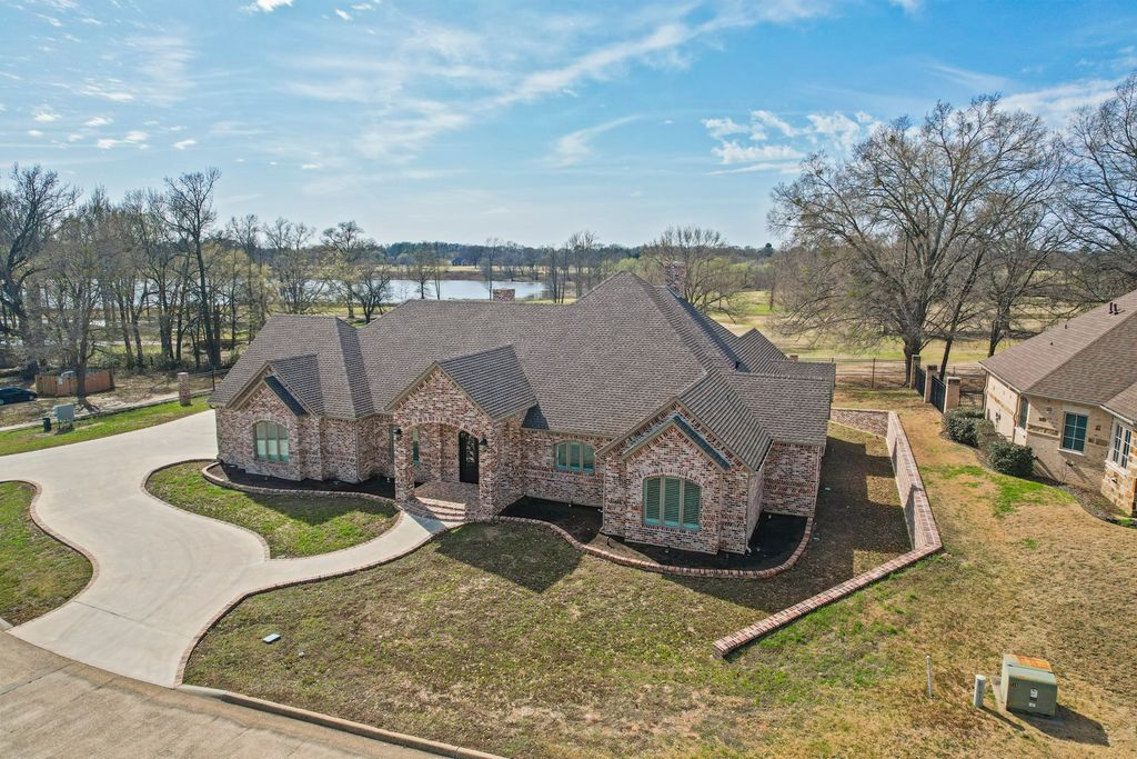 602 Greenhill Park Avenue, Mt Pleasant, TX 75455