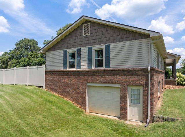 533 Taylor St, Bruceton, TN 38317