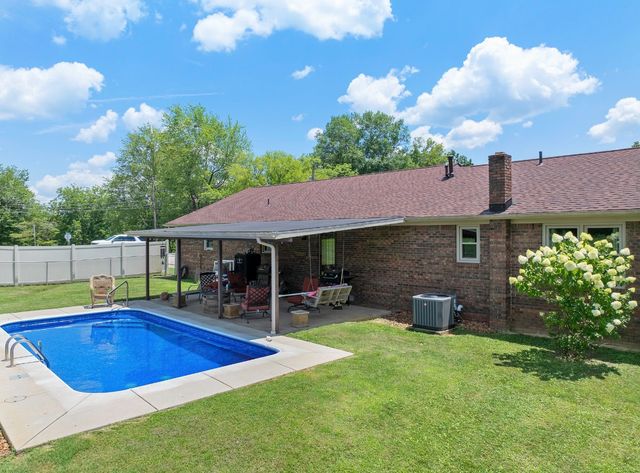 533 Taylor St, Bruceton, TN 38317