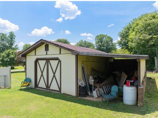 533 Taylor St, Bruceton, TN 38317