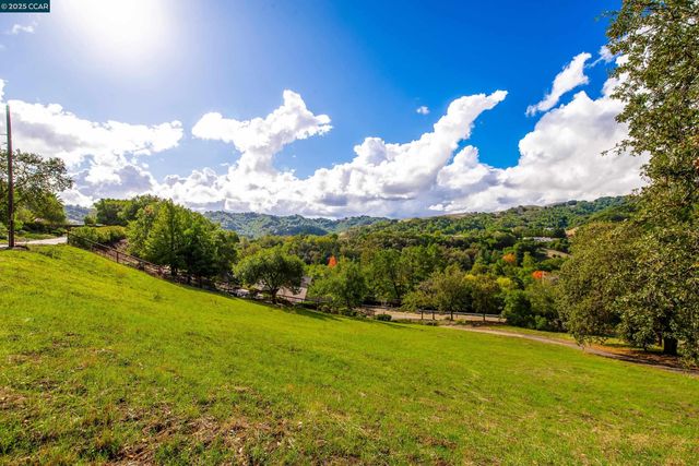 8 Gable Lane, Lafayette, CA 94549