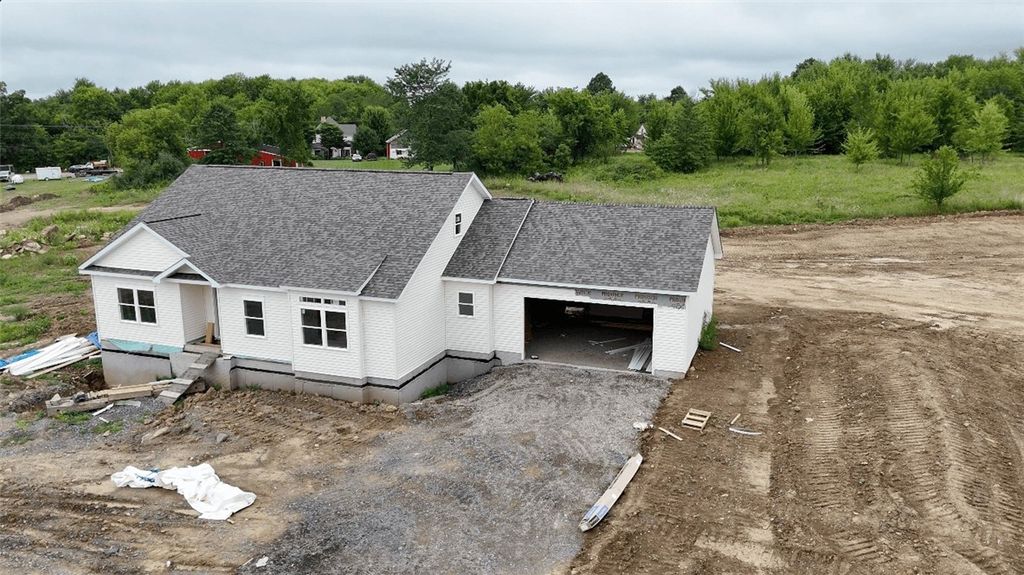 Image 4 of property listing at 660 Kingdom Drive, Hickory Twp, PA 16101