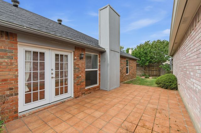 1800 Pine Ridge Drive, Bedford, TX 76021