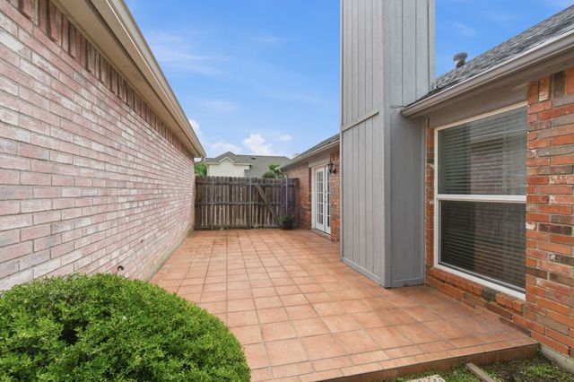 1800 Pine Ridge Drive, Bedford, TX 76021