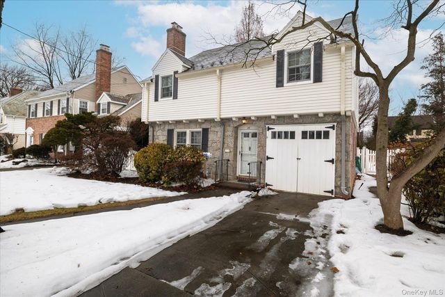 28 Saint Thomas Place, Malverne, NY 11565