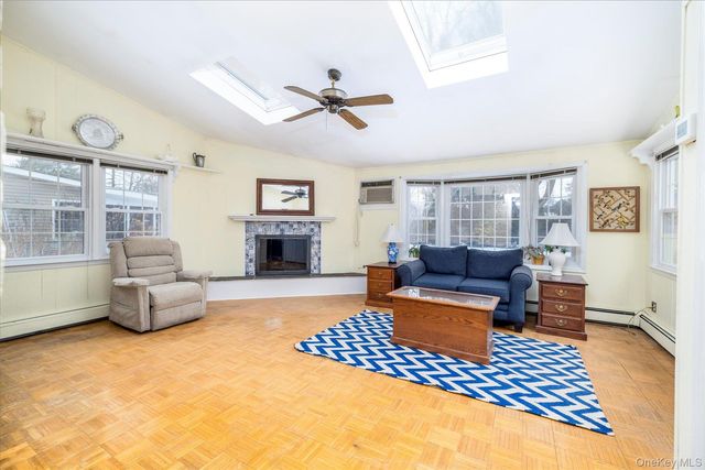 28 Saint Thomas Place, Malverne, NY 11565