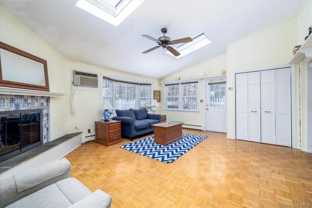 28 Saint Thomas Place, Malverne, NY 11565