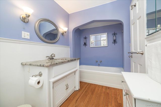 28 Saint Thomas Place, Malverne, NY 11565