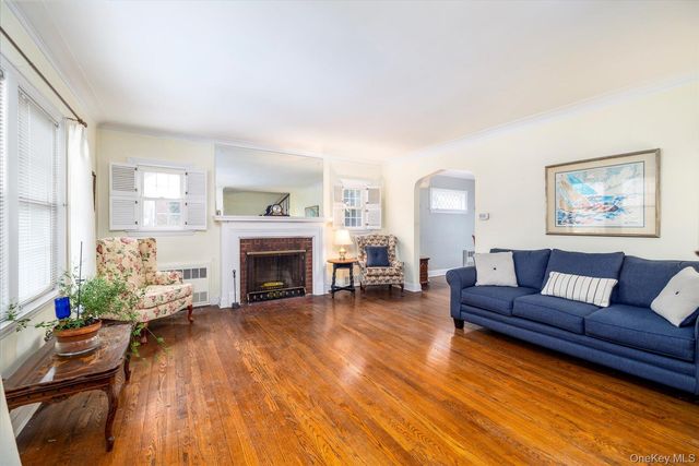 28 Saint Thomas Place, Malverne, NY 11565