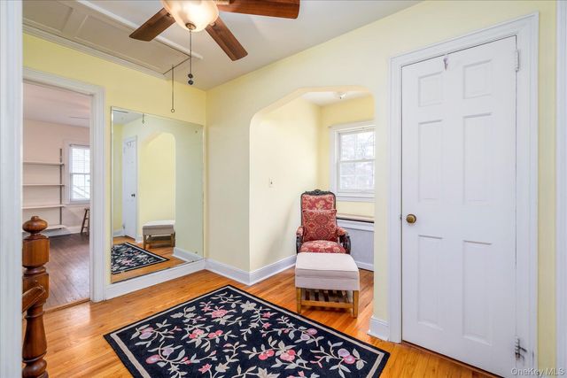 28 Saint Thomas Place, Malverne, NY 11565