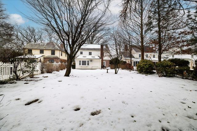 28 Saint Thomas Place, Malverne, NY 11565