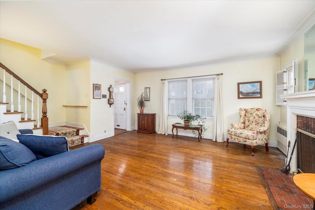 28 Saint Thomas Place, Malverne, NY 11565