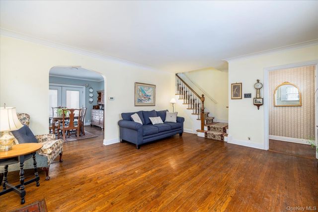28 Saint Thomas Place, Malverne, NY 11565
