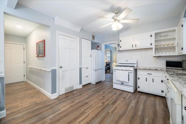 28 Saint Thomas Place, Malverne, NY 11565