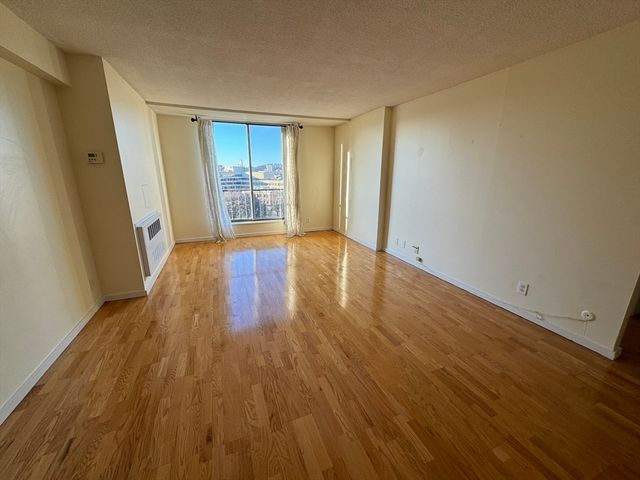 33 Pond Ave 1014, Brookline, MA 02445