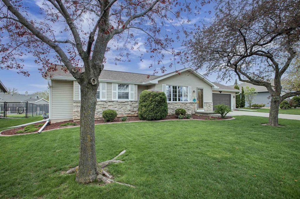1260 BRIARWOOD DRIVE, Menasha, WI 54952