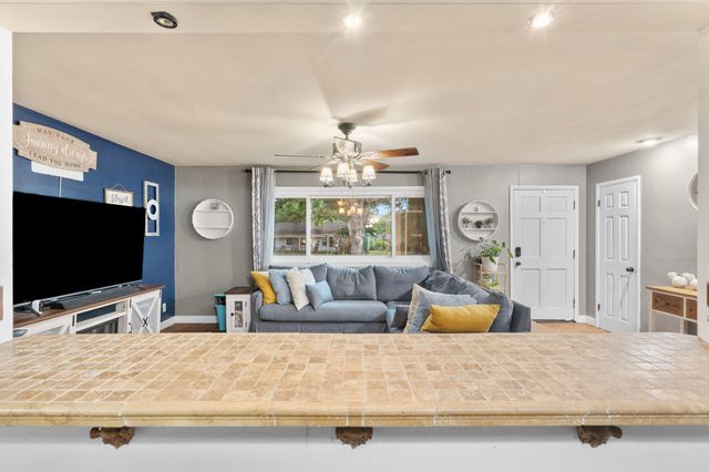 1953 S Meadowview Avenue, Springfield, MO 65804