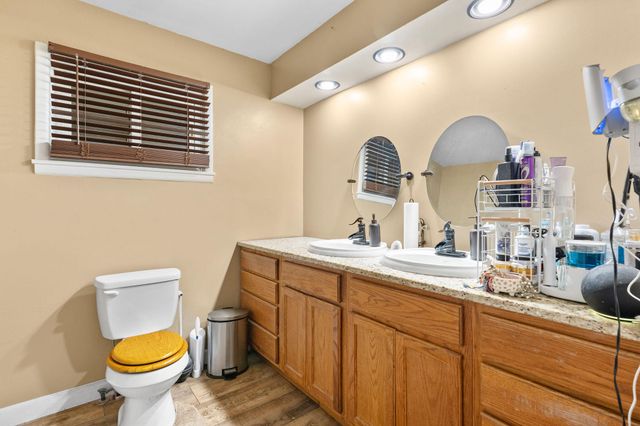 1953 S Meadowview Avenue, Springfield, MO 65804