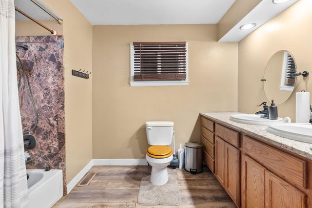 1953 S Meadowview Avenue, Springfield, MO 65804