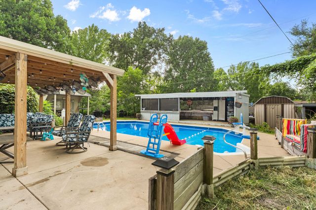 1953 S Meadowview Avenue, Springfield, MO 65804