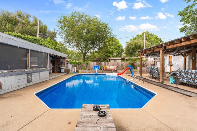 1953 S Meadowview Avenue, Springfield, MO 65804