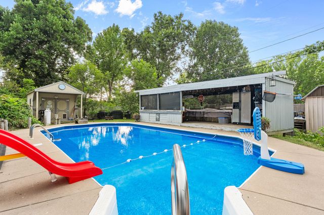 1953 S Meadowview Avenue, Springfield, MO 65804