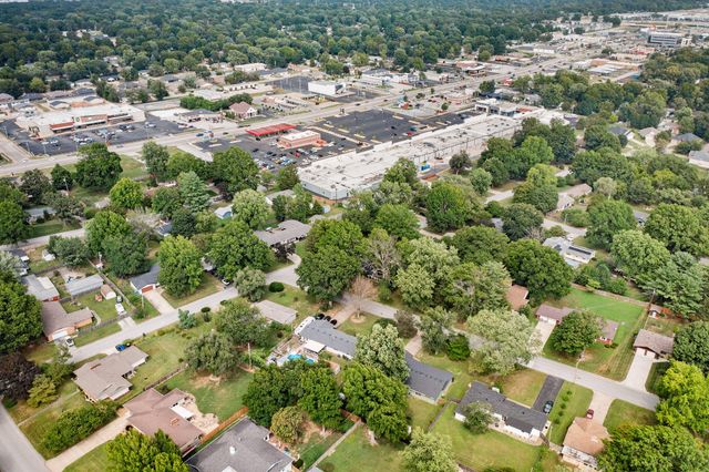 1953 S Meadowview Avenue, Springfield, MO 65804